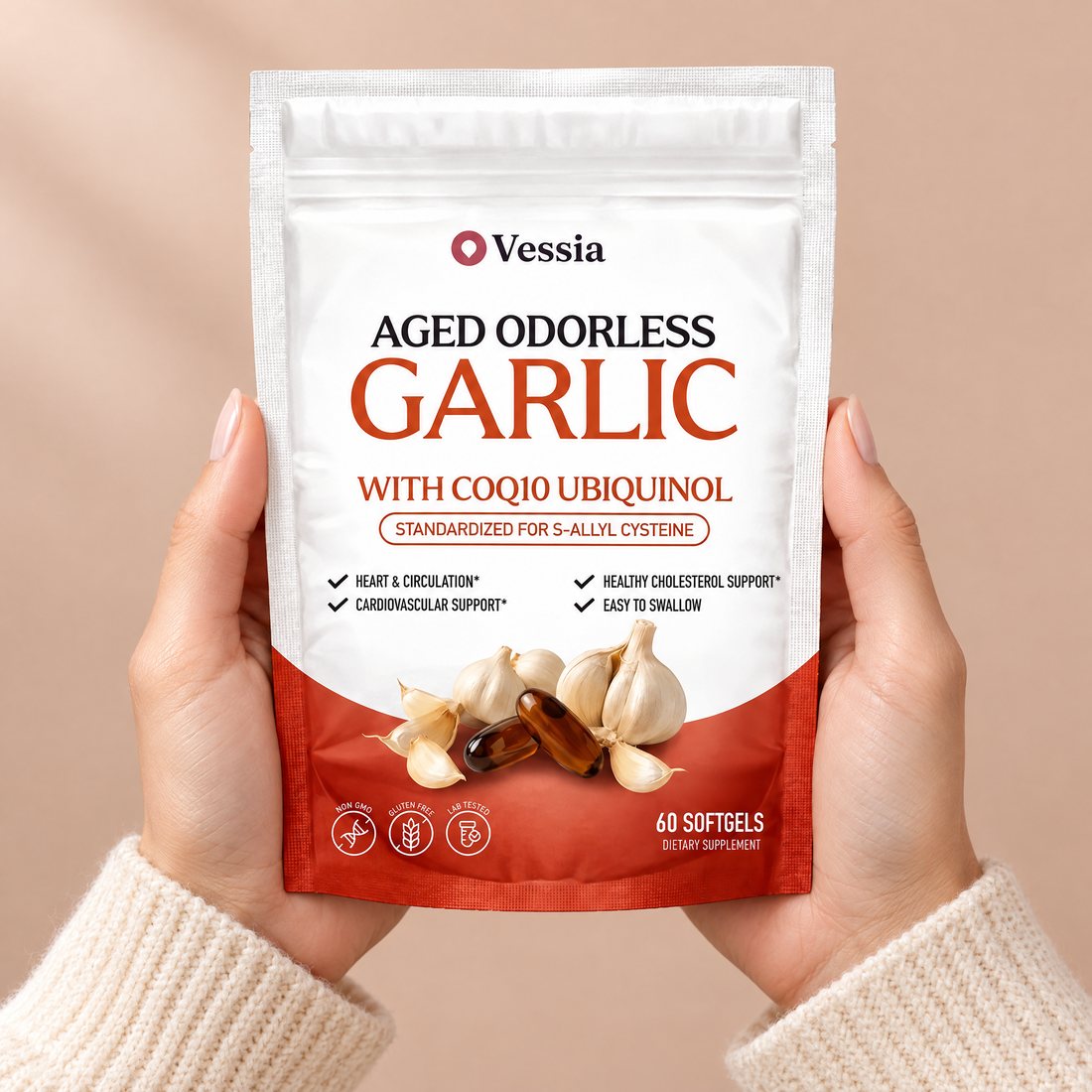 Handen met een zak Vessia Gerijpte Geurloze Knoflook